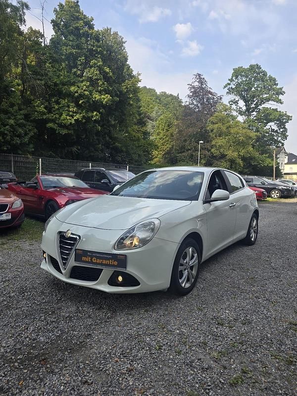 Weiß Gebraucht 2011 Alfa Romeo Giulietta Turismo Kleinwagen | 4.500 € (Guter Preis) - Bild 1/4