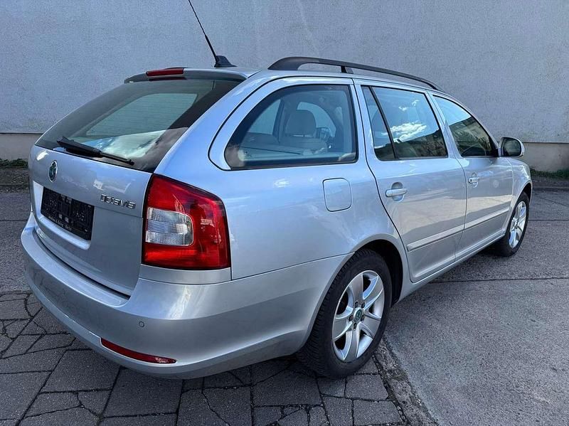 Gebraucht Skoda Octavia Elegance 105 PS (77 kW) 2012 Brilliantsilber metallic Kombi