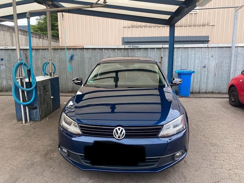 Blau Gebraucht 2012 VW Jetta Match Limousine | 7.200 € (Fairer Preis) - Bild 1/4