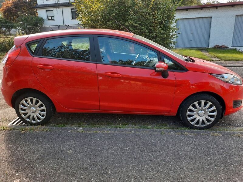 Rot Gebraucht 2015 Ford Fiesta Trend Kleinwagen | 7.400 € (Fairer Preis) - Bild 1/4
