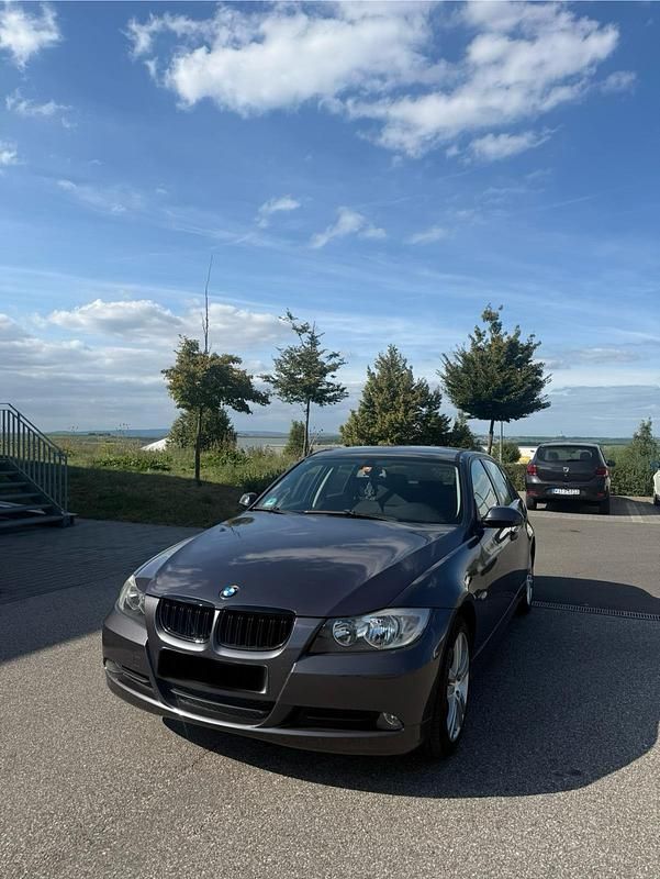 Grau Gebraucht 2006 BMW 318 Limousine | 4.299 € (Fairer Preis) - Bild 1/4