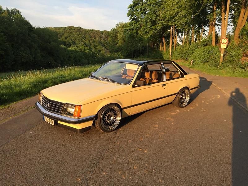 Beige Gebraucht 1980 Opel Commodore Limousine | 6.500 € - Bild 1/4