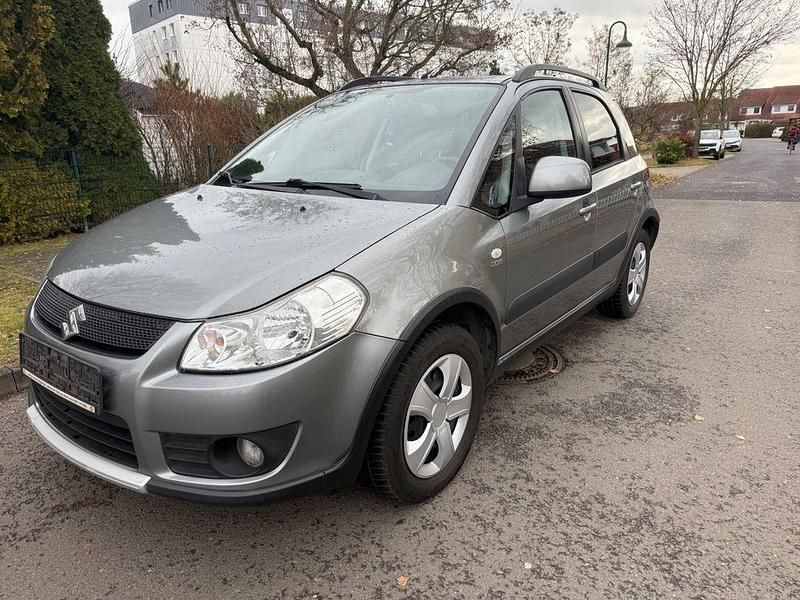 Grau Gebraucht 2006 Suzuki SX4 Comfort Limousine | 1.799 € (Fairer Preis) - Bild 1/4