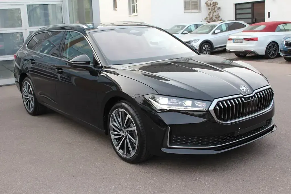 Neu Skoda Superb LAURIN & KLEMENT 265 PS (194 kW) 2025 Schwarz Kombi