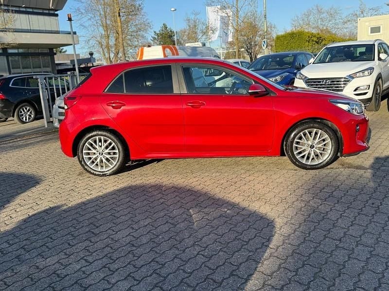 Gebraucht Kia Rio DREAM-TEAM Edition 84 PS (61 kW) 2017 Rot Limousine
