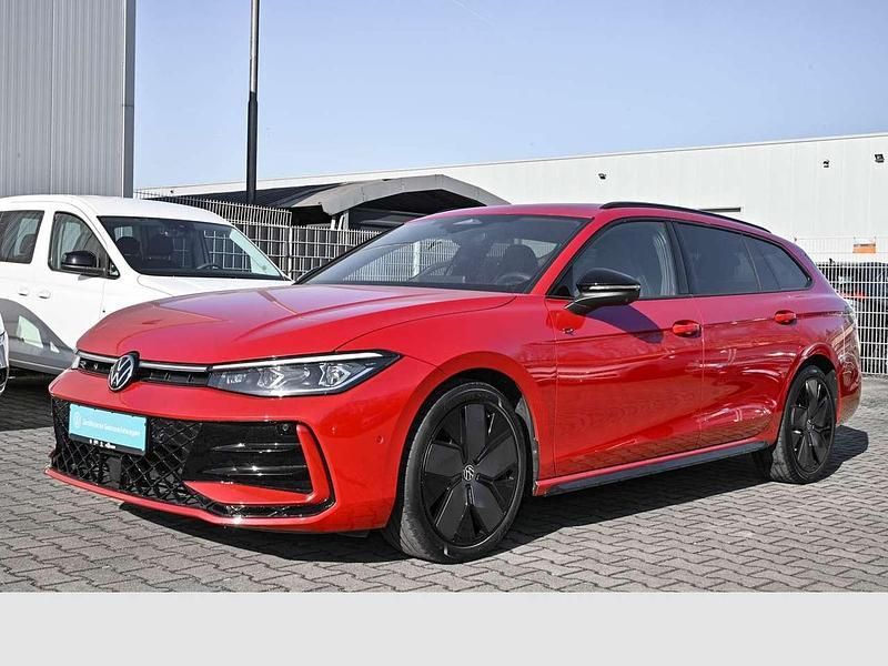 Gebraucht VW Passat R-line 150 PS (110 kW) 2024 Rot Kombi