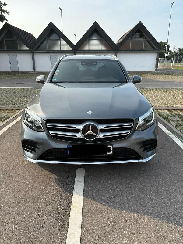 Grau Gebraucht 2016 Mercedes GLC250 AMG line SUV | 20.799 € (Guter Preis) - Bild 1/4