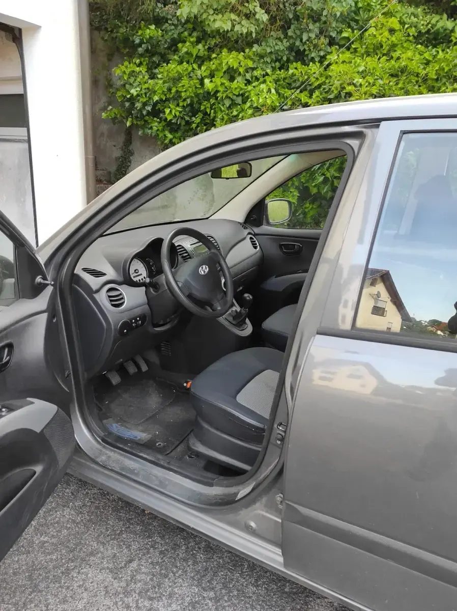 Gebraucht Hyundai i10 78 PS (57 kW) 2009 Grau Kleinwagen