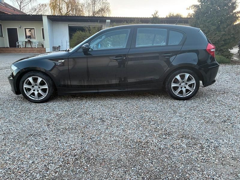 Gebraucht BMW 118 143 PS (105 kW) 2008 Schwarz Kleinwagen