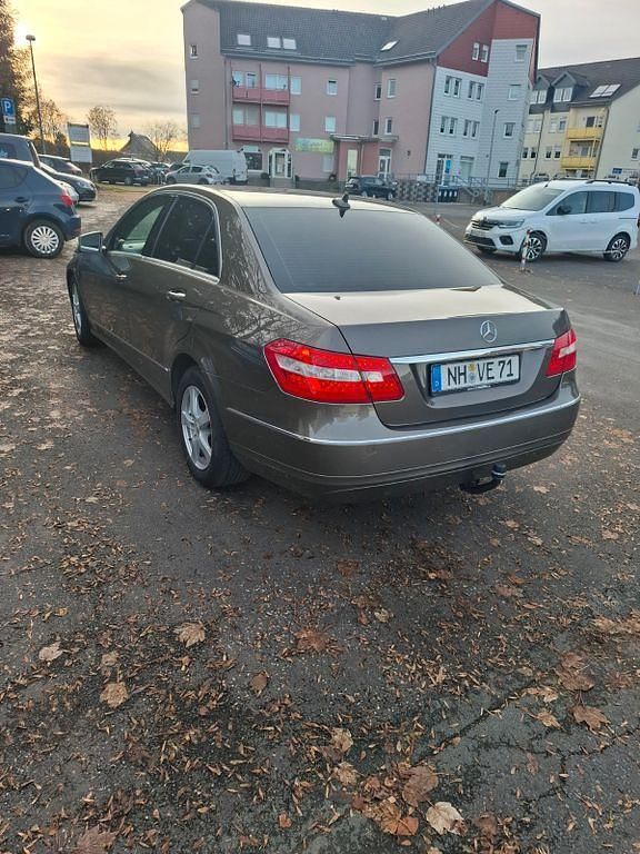 Gebraucht Mercedes E220 Edition 170 PS (125 kW) 2012 Beige Limousine