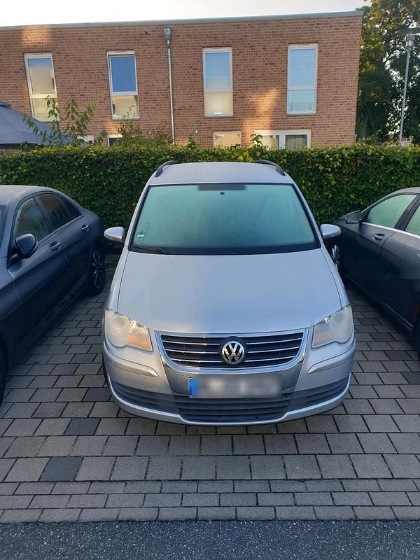 Grau Gebraucht 2010 VW Touran Van / Kleinbus | 4.850 € (Guter Preis) - Bild 1/4