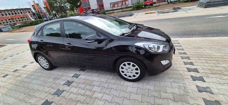 Schwarz Gebraucht 2014 Hyundai i30 Classic Limousine | 6.950 € (Guter Preis) - Bild 1/4