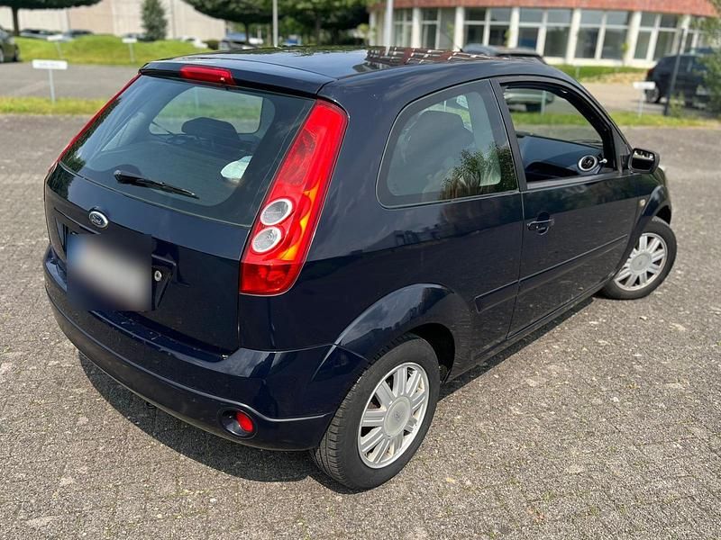 Second-hand Ford Focus 60 CP (44 kW) 2006 Albastru Hatchback