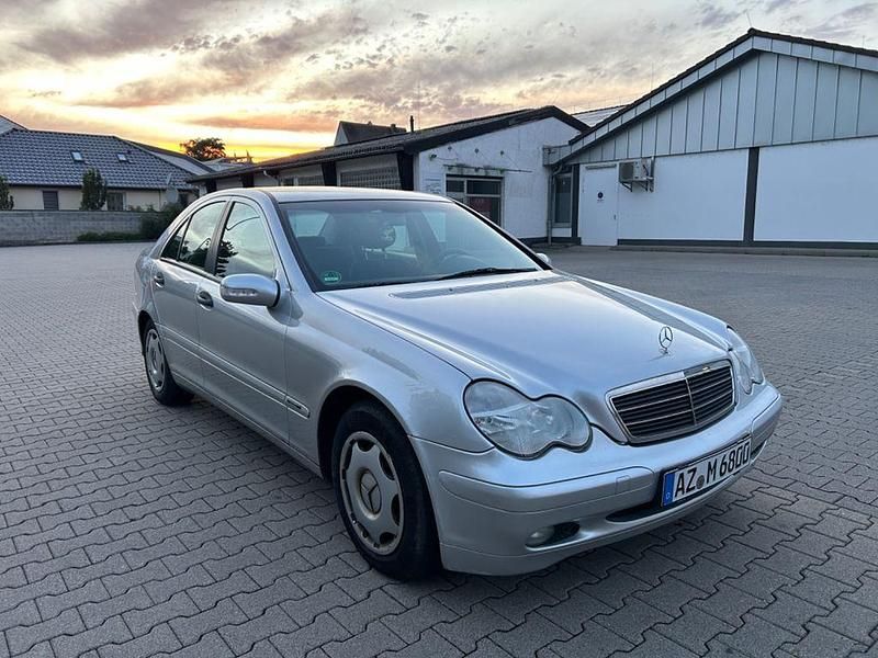 Grau Gebraucht 2002 Mercedes C200 Classic Limousine | 2.950 € (Fairer Preis) - Bild 1/4