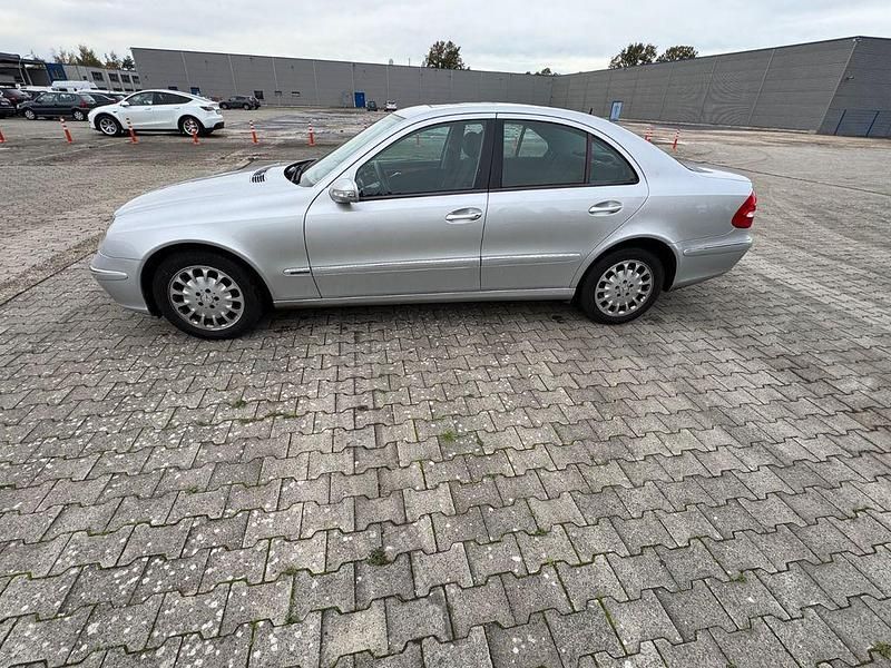Grau Gebraucht 2006 Mercedes 220 Limousine | 3.700 € - Bild 1/4