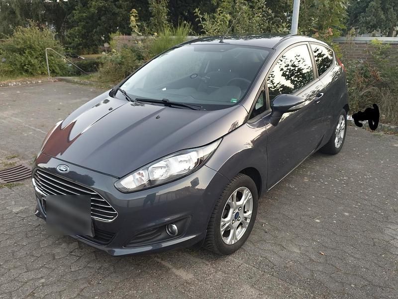 Grau Gebraucht 2013 Ford Fiesta Champions Edition Kleinwagen | 5.249 € (Fairer Preis) - Bild 1/4
