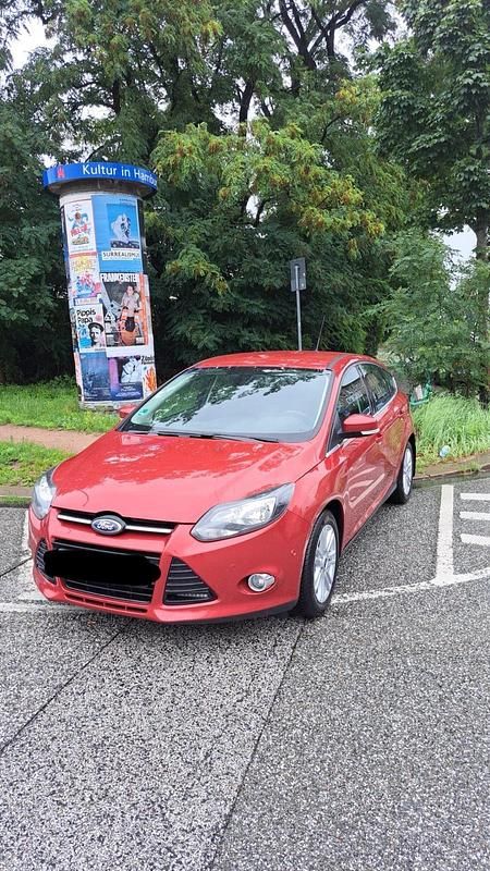 Rot Gebraucht 2012 Ford Focus Limousine | 3.300 € (Superpreis) - Bild 1/4