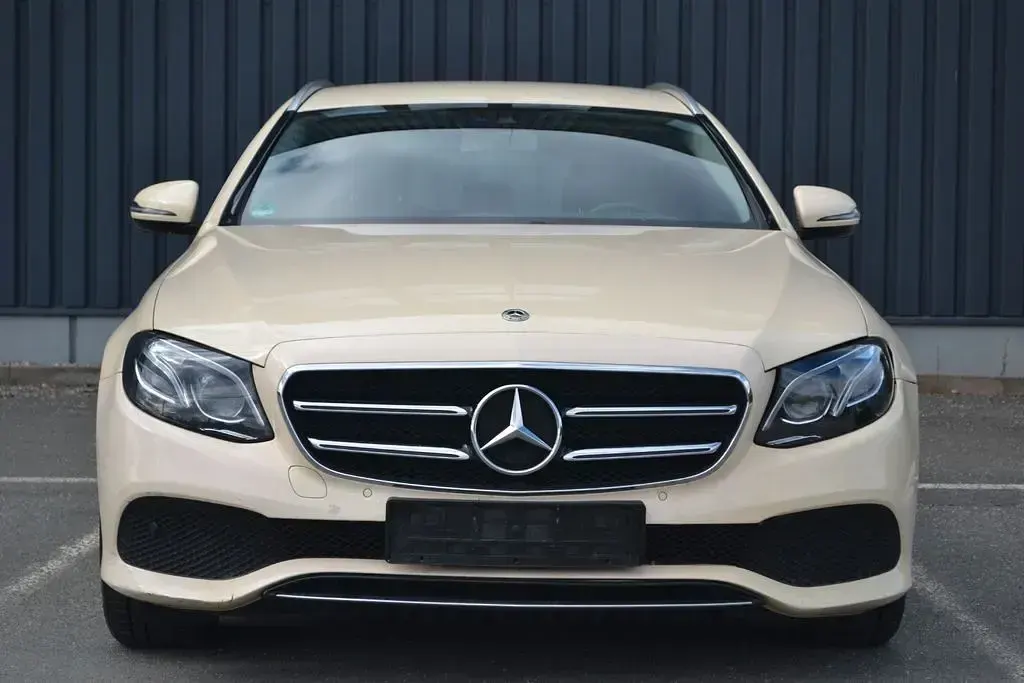 Gebraucht Mercedes E220 Avantgarde 194 PS (142 kW) 2020 Gelb Limousine