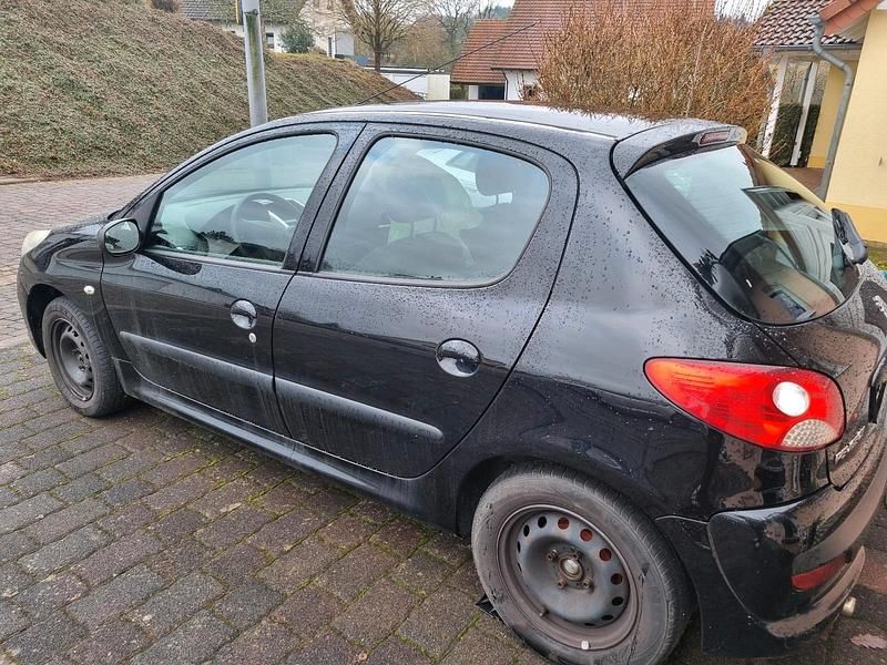 Gebraucht Peugeot 206+ 75 PS (55 kW) 2010 Schwarz Kleinwagen