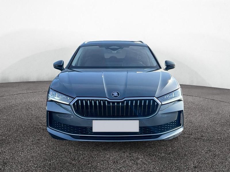 Neu Skoda Superb Selection 193 PS (141 kW) 2025 Graphitegrau Kombi