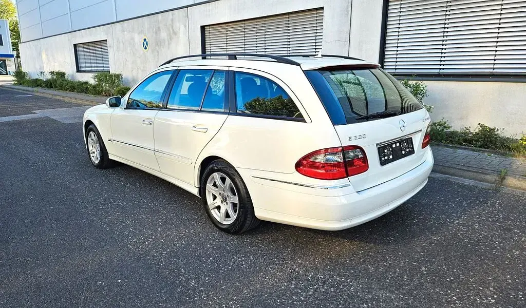 Używany Mercedes E200 184 KM (135 kW) 2008 Biały Kombi
