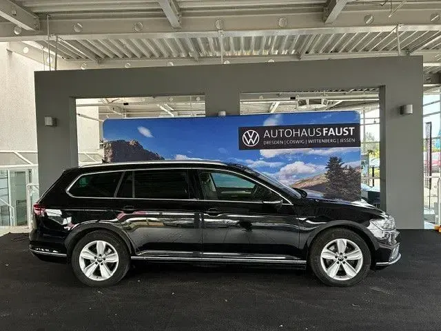 Gebraucht VW Passat Elegance 200 PS (147 kW) 2023 Schwarz perleffekt Kombi
