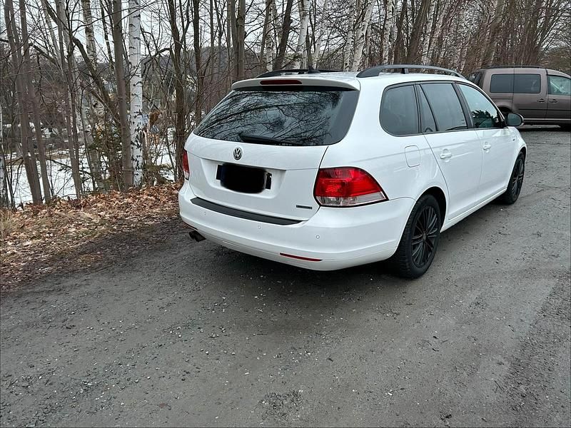 Gebraucht VW Golf VII 105 PS (77 kW) 2013 Weiß Kombi