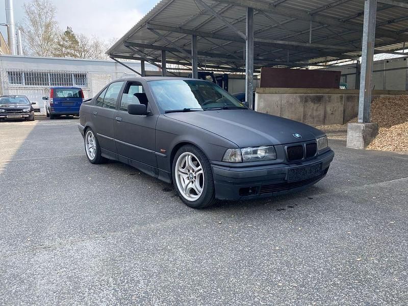 Gebraucht BMW 320 Sport Line 150 PS (110 kW) 1997 Schwarz Limousine