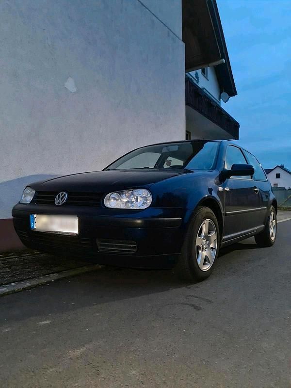 Blau Gebraucht 2002 VW Golf IV Kleinwagen | 2.500 € (Fairer Preis) - Bild 1/4
