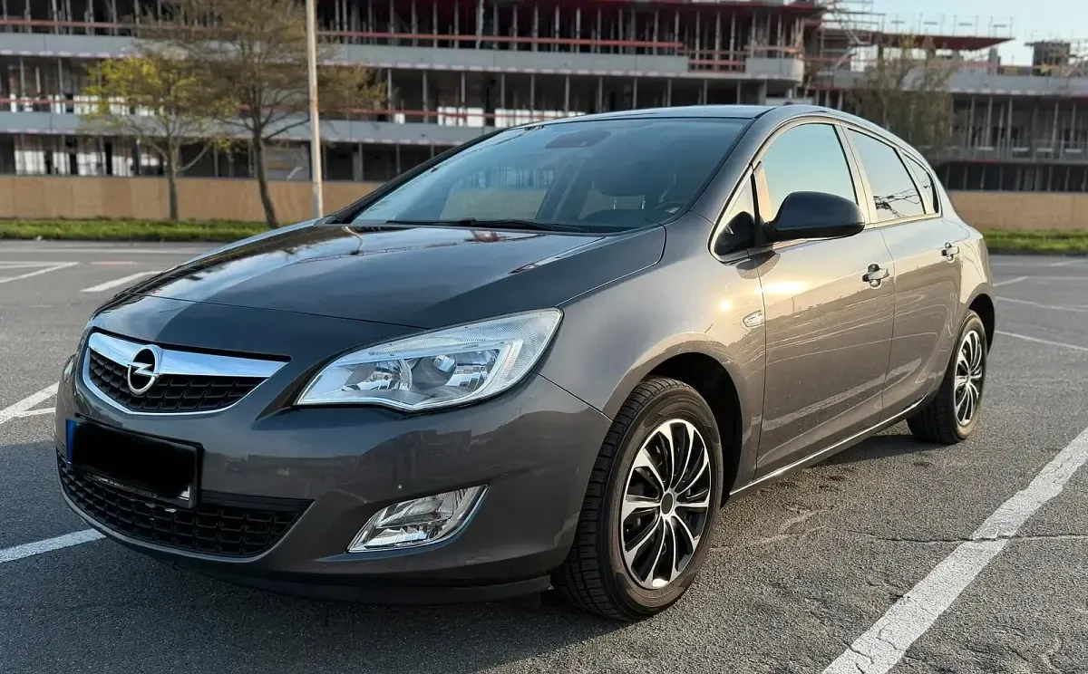 Gebraucht Opel Astra 140 PS (102 kW) 2011 Grau Limousine