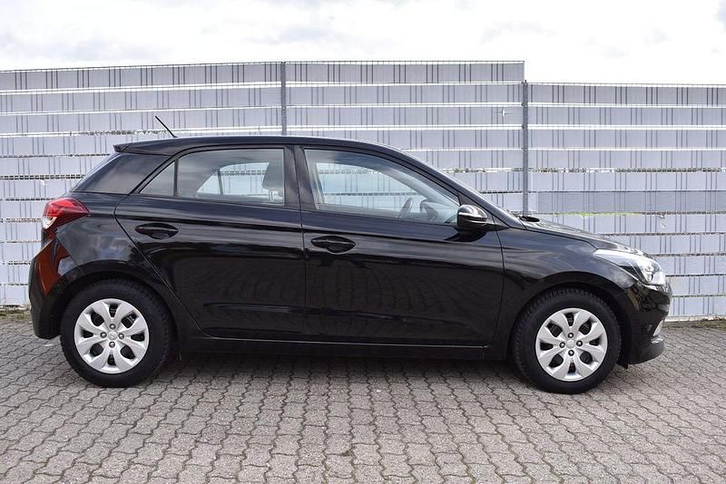 Gebraucht Hyundai i20 Active 75 PS (55 kW) 2017 Schwarz Kleinwagen