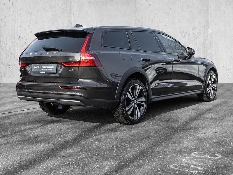 Gebraucht Volvo V60 CC Ultimate 197 PS (144 kW) 2024 Platinum grey / metallic Kombi