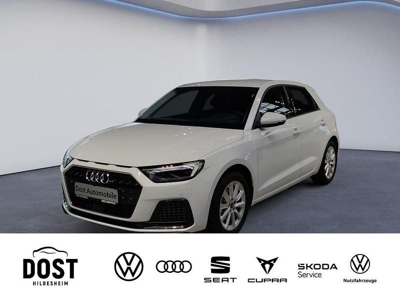 Gletscherweiß metallic Gebraucht 2025 Audi A1 Sportback Advanced Plus Kleinwagen | 27.930 € (Etwas zu teuer) - Bild 1/4
