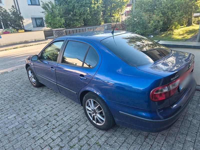 Blau Gebraucht 2004 Seat Toledo Limousine | 1.850 € (Etwas zu teuer) - Bild 1/4