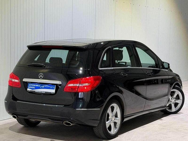 Gebraucht Mercedes B200 156 PS (114 kW) 2014 Kosmosschwarz Van / Kleinbus