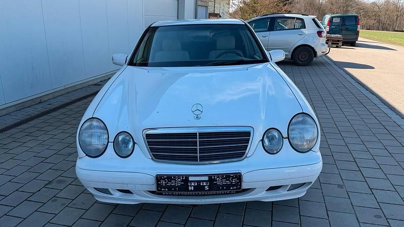 Gebraucht Mercedes E220 115 PS (84 kW) 2000 Weiß Limousine