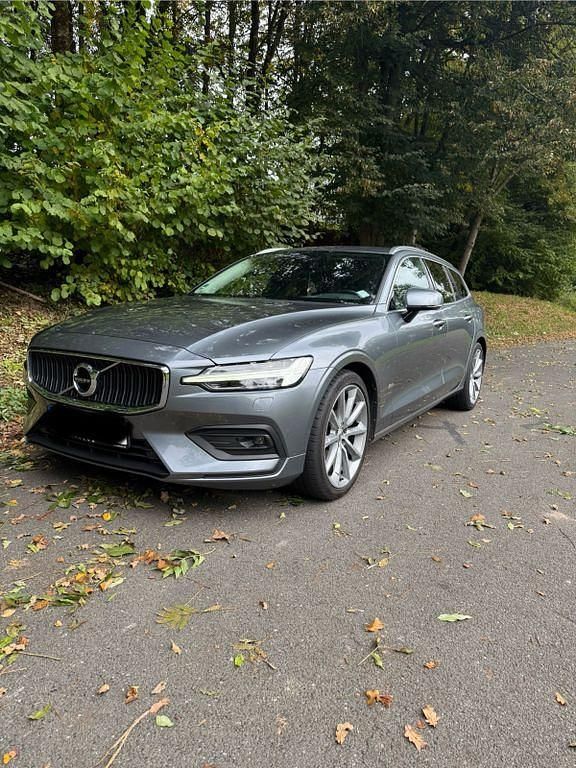 Grau Gebraucht 2018 Volvo V60 Momentum Kombi | 20.099 € (Fairer Preis) - Bild 1/4