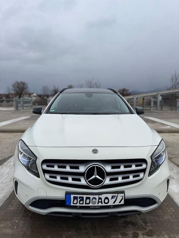 Weiß Gebraucht 2017 Mercedes GLA200 SUV | 18.500 € (Fairer Preis) - Bild 1/4