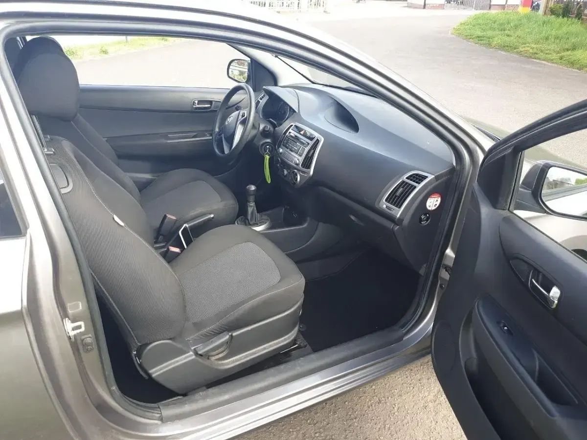 Gebraucht Hyundai i20 Edition 86 PS (63 kW) 2012 Grau Kleinwagen