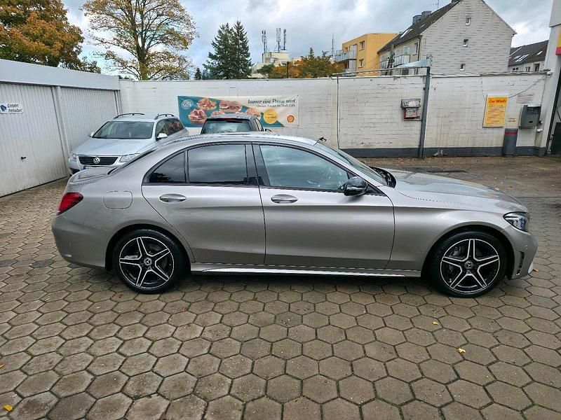 Grau Gebraucht 2019 Mercedes 220 AMG Limousine | 27.500 € - Bild 1/4