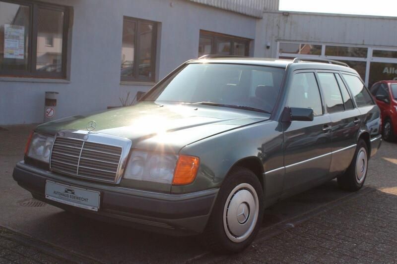 Grün Gebraucht 1992 Mercedes E300 Kombi | 7.990 € - Bild 1/4