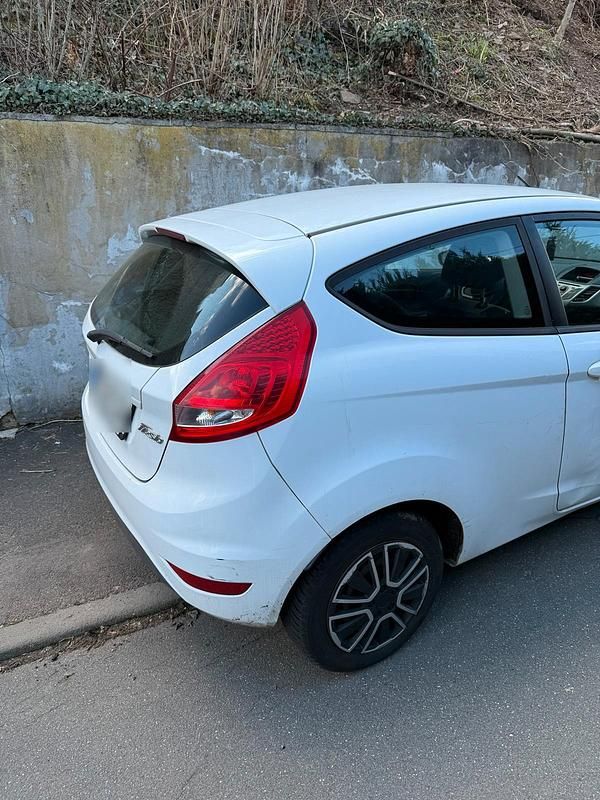 Gebraucht Ford Fiesta 60 PS (44 kW) 2010 Weiß Kleinwagen