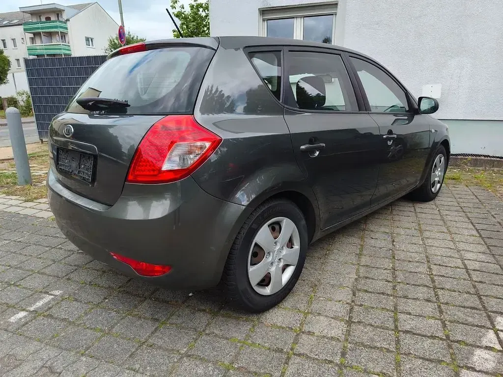 Gebraucht Kia Ceed Edition 7 90 PS (66 kW) 2011 Grau Kleinwagen