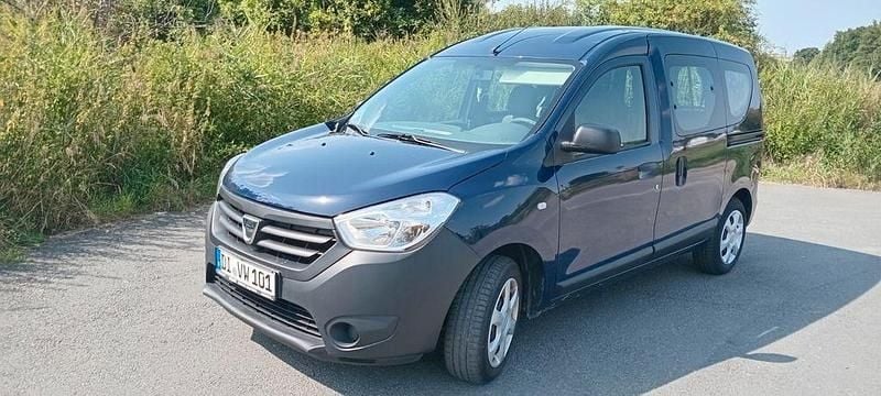 Blau Gebraucht 2015 Dacia Dokker Ambiance Van | 5.100 € - Bild 1/4