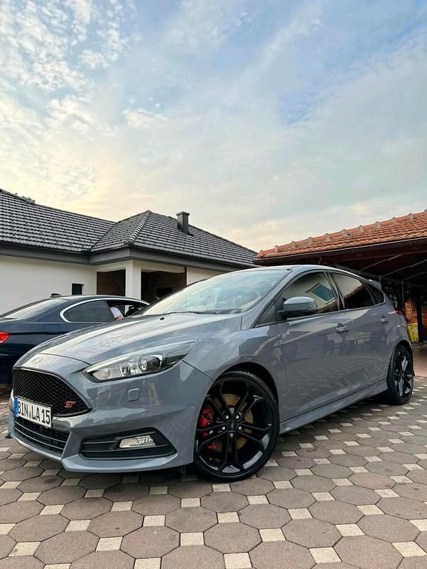 Grau Gebraucht 2017 Ford Focus Performance Edition Limousine | 12.790 € (Etwas zu teuer) - Bild 1/4
