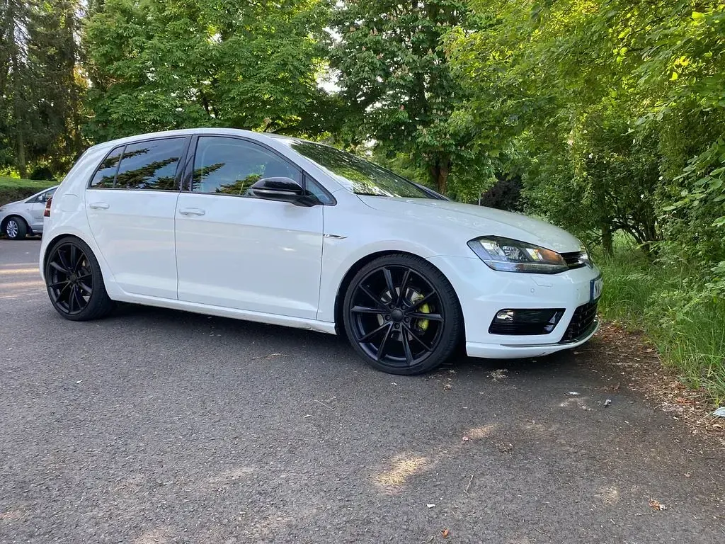 Używany VW Golf VII Highline 140 KM (102 kW) 2013 Biały Sedan/Limuzyna
