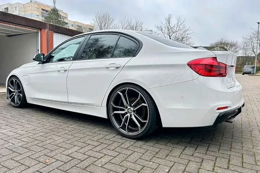 Second-hand BMW 330e iPerformance 252 CP (185 kW) 2017 Alb Berlinǎ