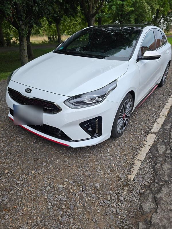 Weiß Gebraucht 2020 Kia ProCeed GT 2 Kleinwagen | 22.899 € (Fairer Preis) - Bild 1/4