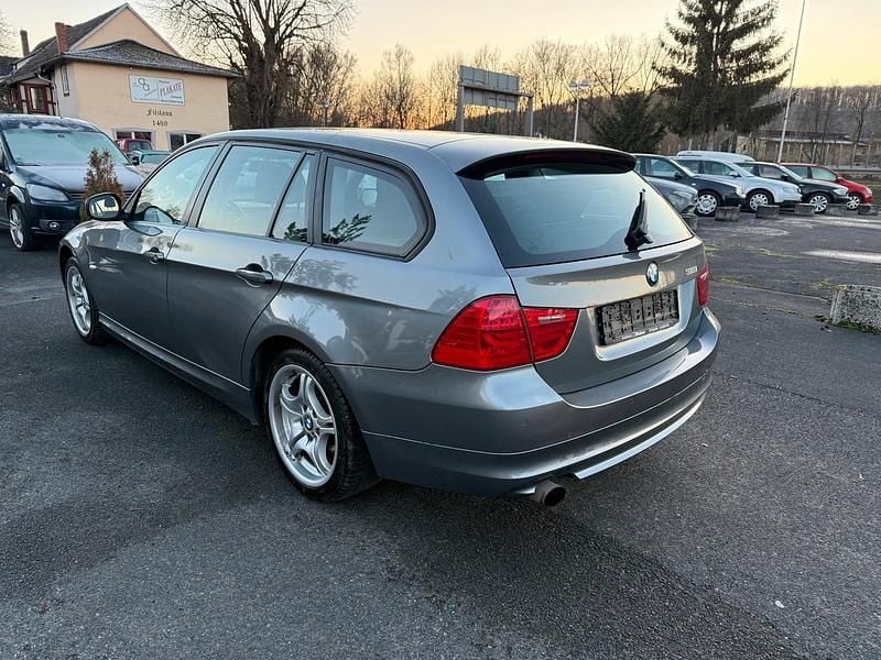 Gebraucht BMW 318 140 PS (102 kW) 2009 Grau Kombi