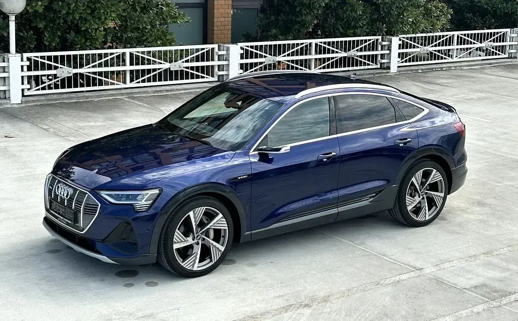 Gebraucht Audi e-tron Sportback Comfort 300 kW (408 PS) 2022 Navarrablau metallic SUV